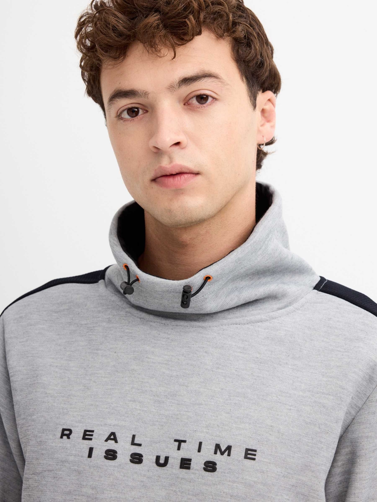 Sudadera cuello fluido Real Time gris vista detalle