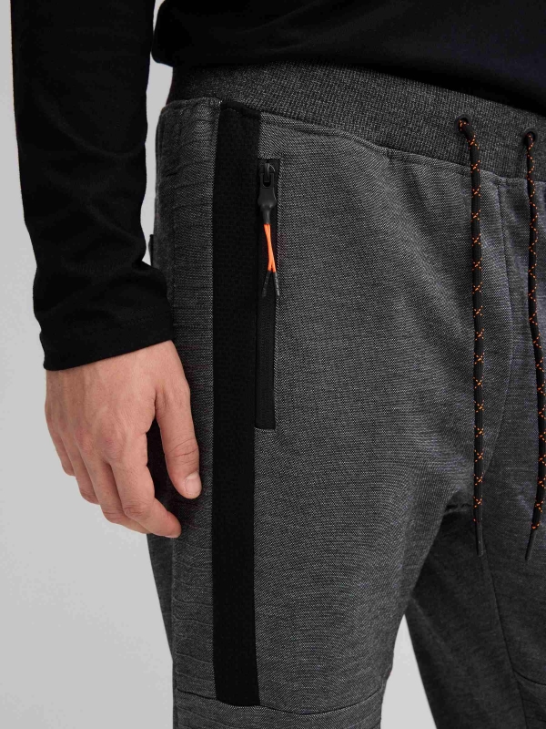 Pantalón jogger con cremalleras negro vista detalle