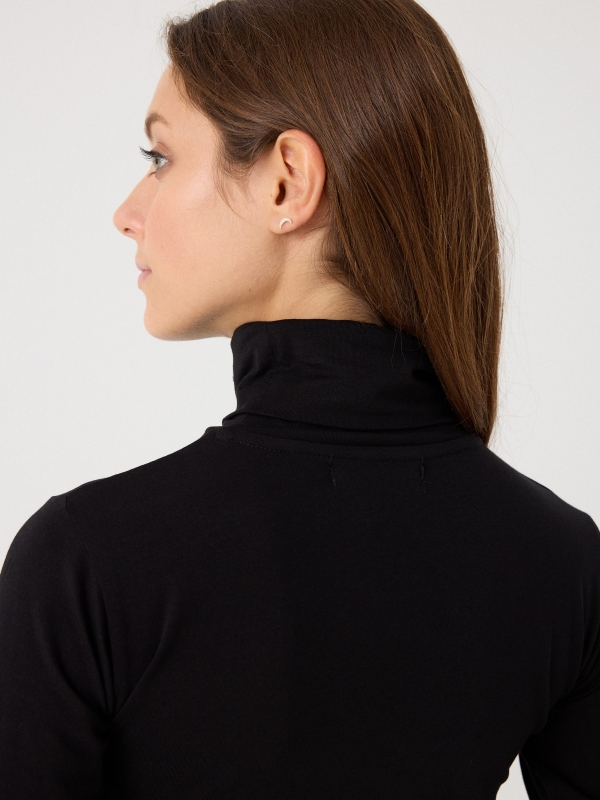 Basic T-shirt with gooseneck black detail view