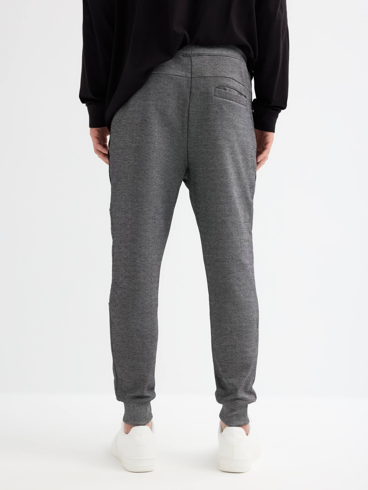 Pantalón jogger gris combinado plomo vista media trasera