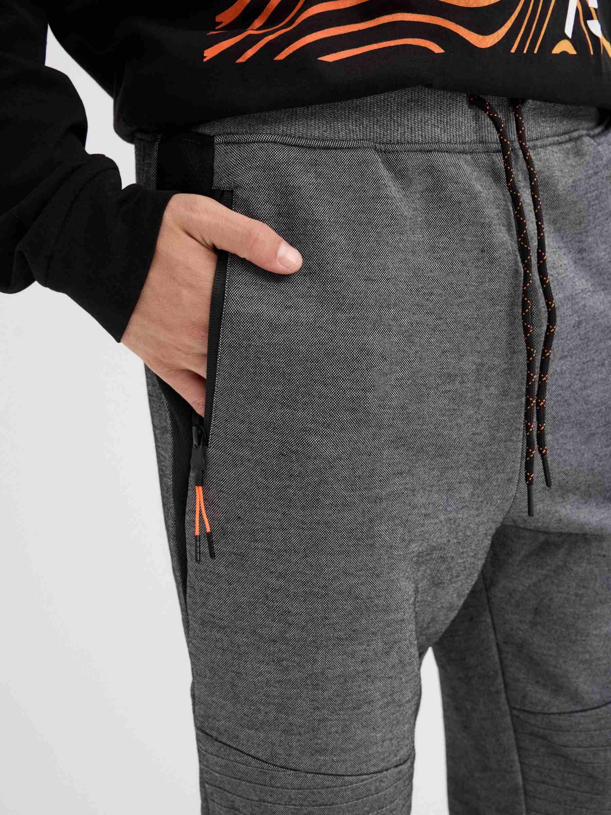 Pantalón jogger gris combinado plomo vista detalle