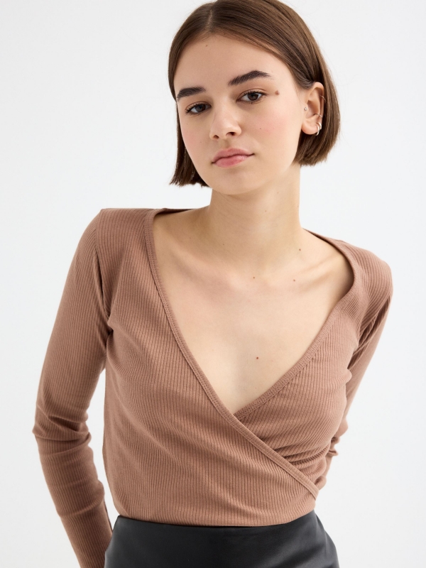 Cross neckline t-shirt light brown detail view