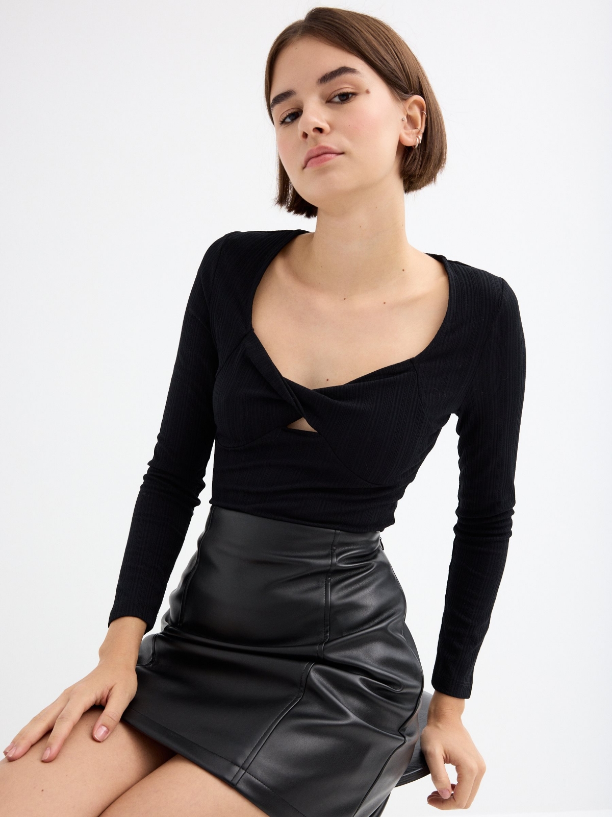 Ribbed t-shirt with crossed neckline black detail view