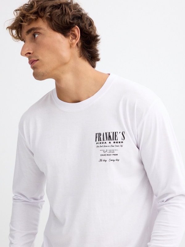 T-shirt do Frankie's branco vista detalhe