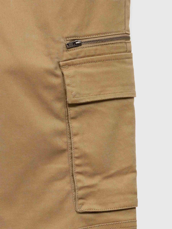 Pantalón jogger multibolsillos beige vista detalle textura