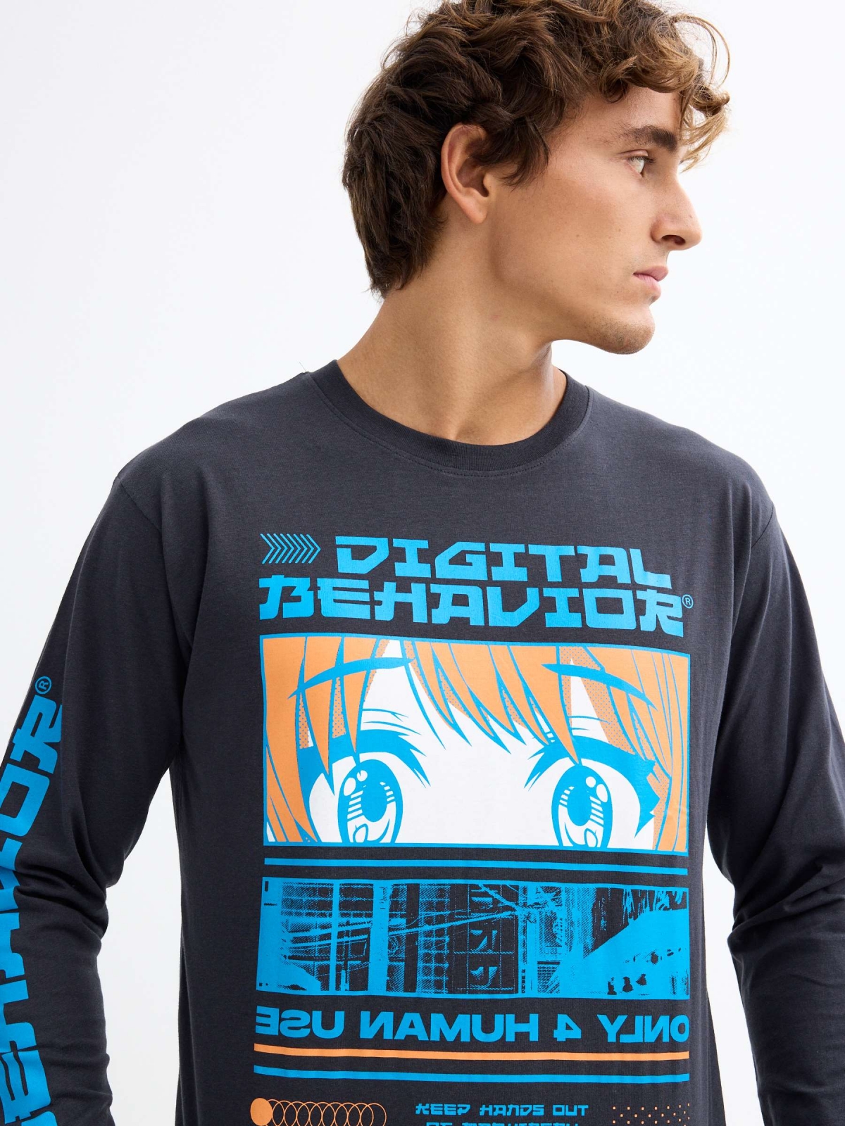 T-shirt de manga comprida com estampado gráfico cinza escuro vista detalhe