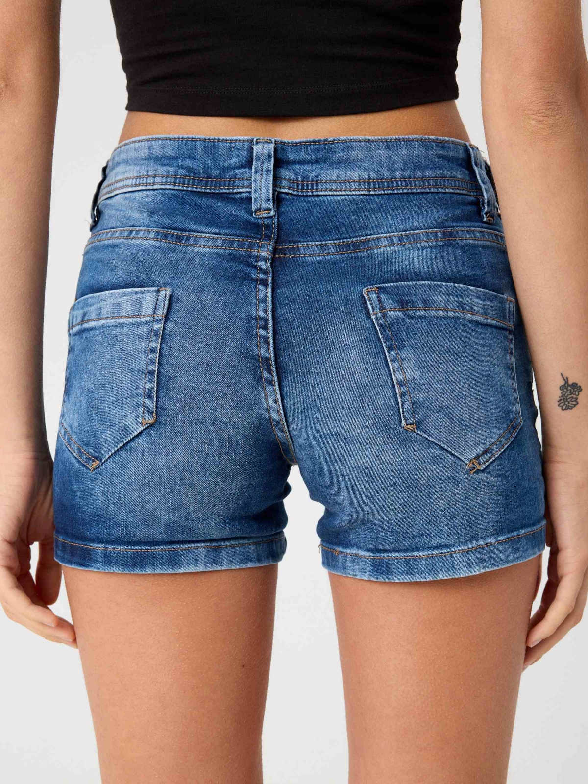 Shorts denim tiro bajo azul lavado azul vista detalle