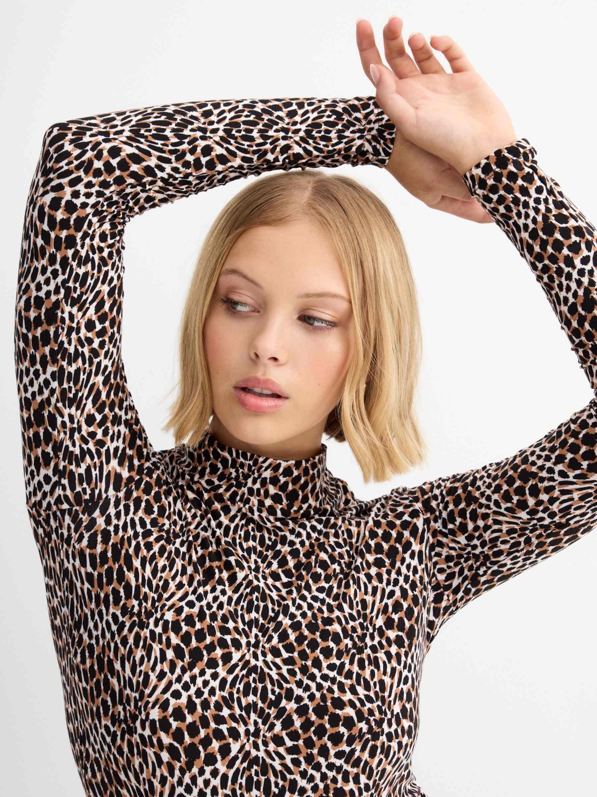  Camiseta slim animal print perkins negro