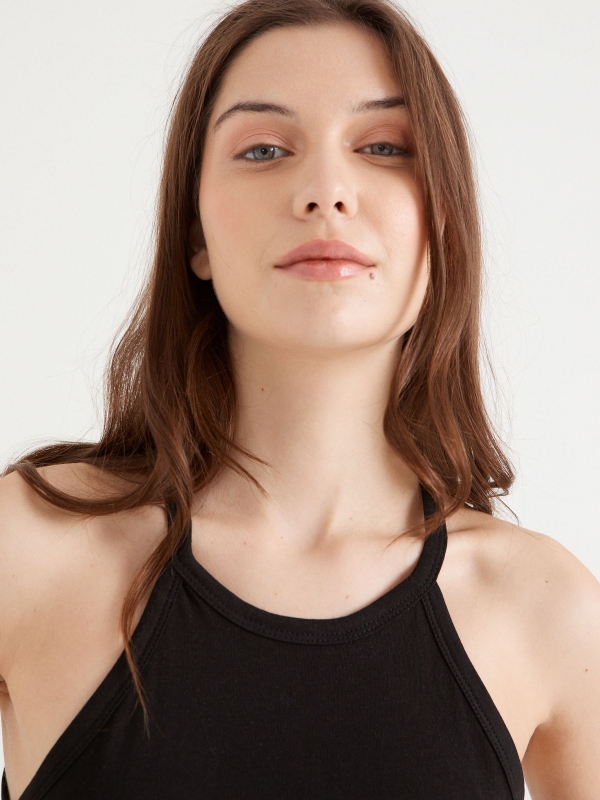 Camiseta básica cuello halter negro vista detalle