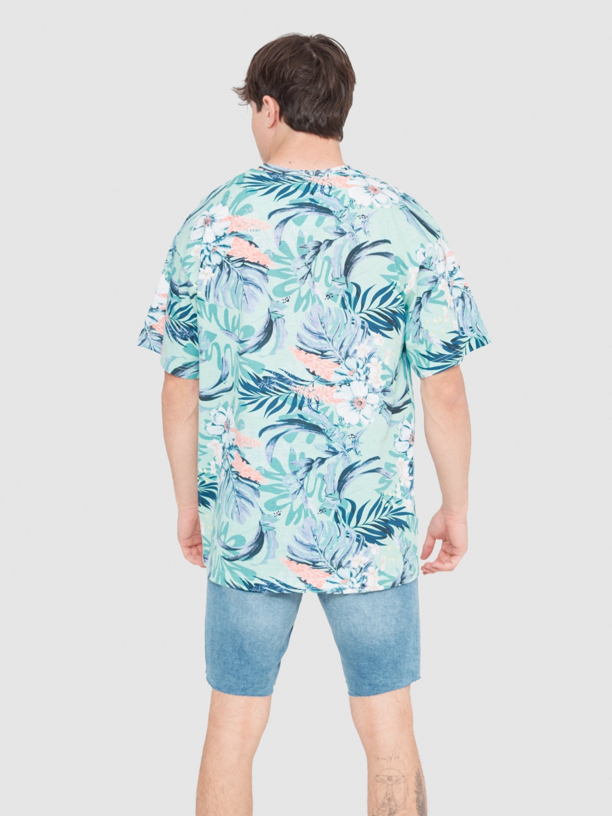 Camiseta oversize hawaiana verde vista media trasera