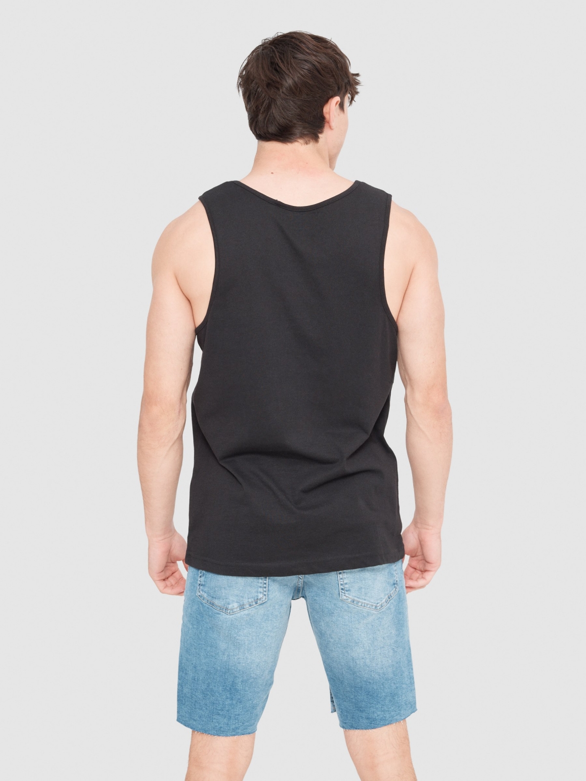 Camiseta tirantes urban negro vista media trasera