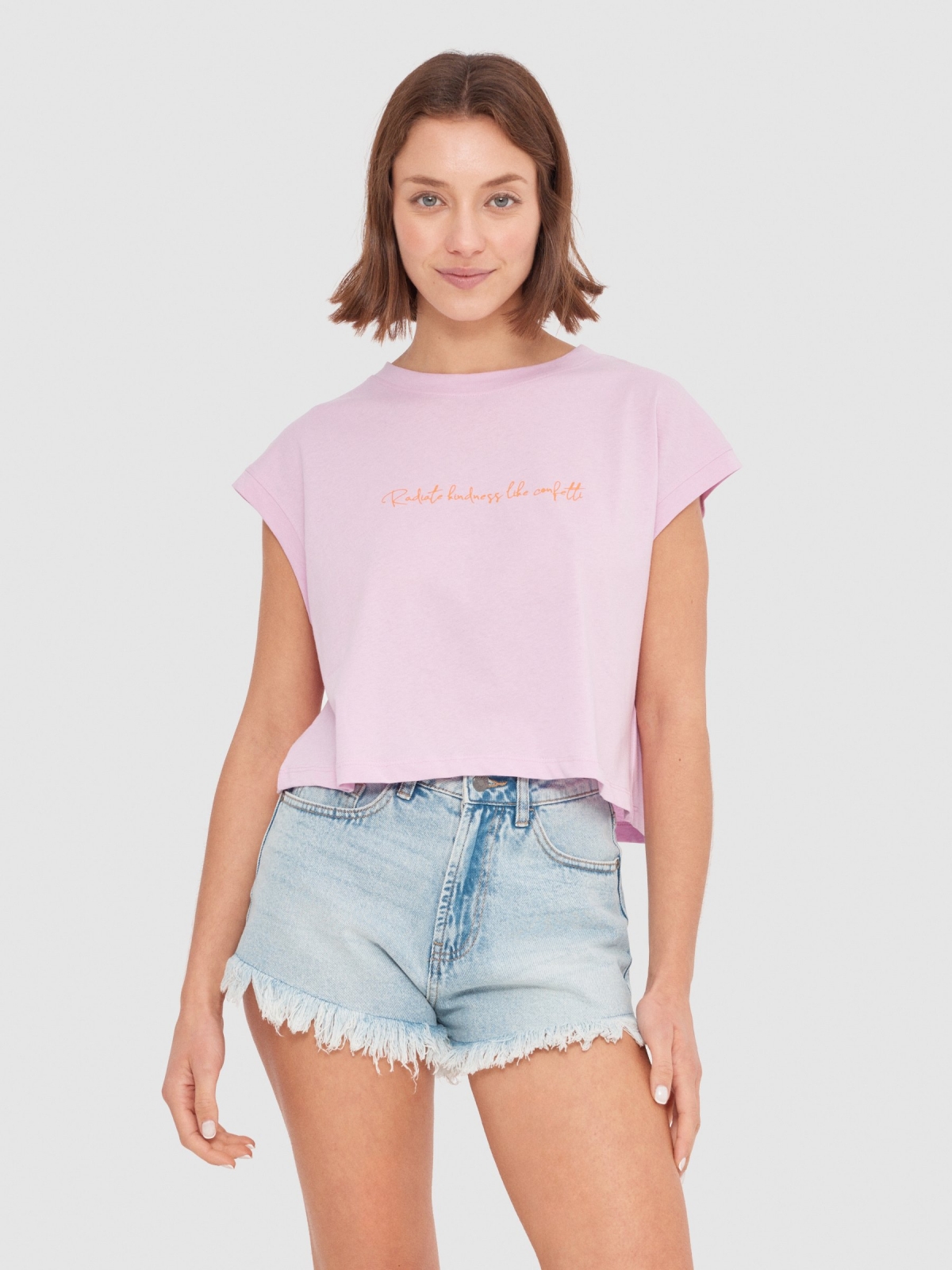 Crop top mensaje magenta vista media frontal