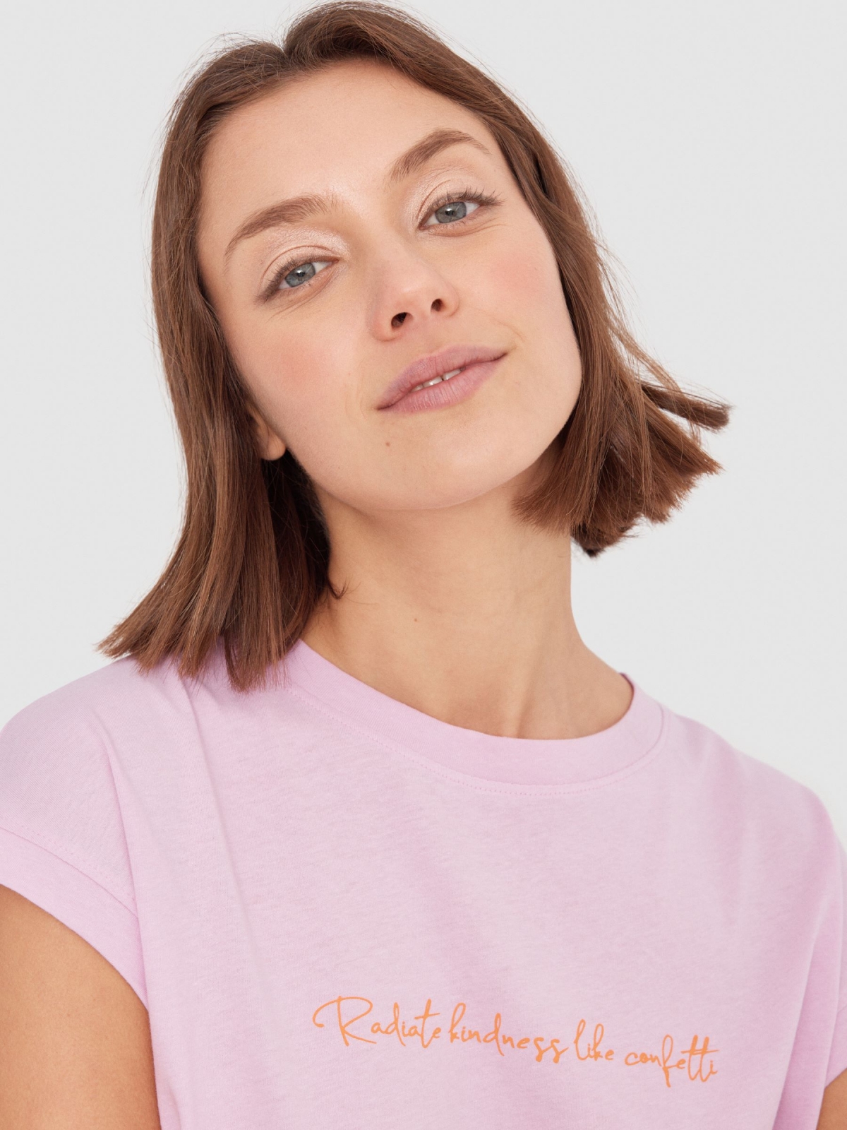 Crop top mensaje magenta vista detalle