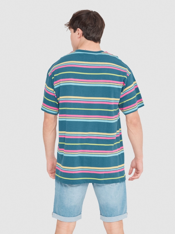 T-shirt oversize com riscas coloridas azul petróleo vista meia traseira