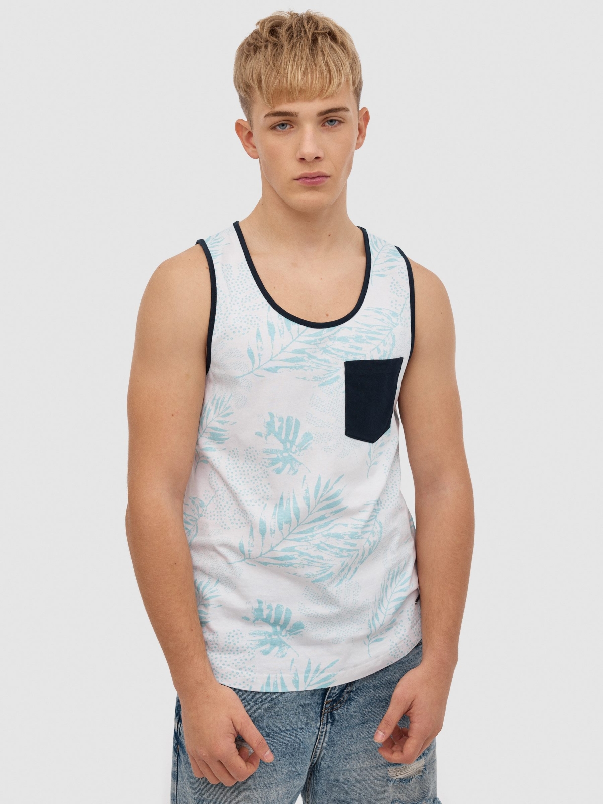 Camiseta tirantes tropical con bolsillo blanco vista media frontal