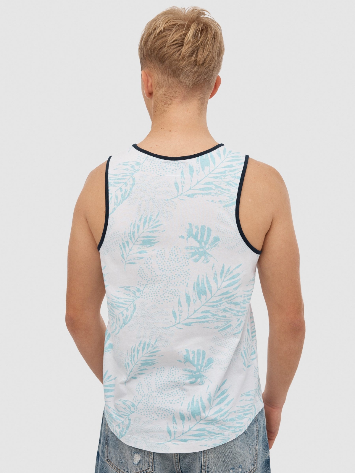 T-shirt tropical com bolso branco vista meia traseira