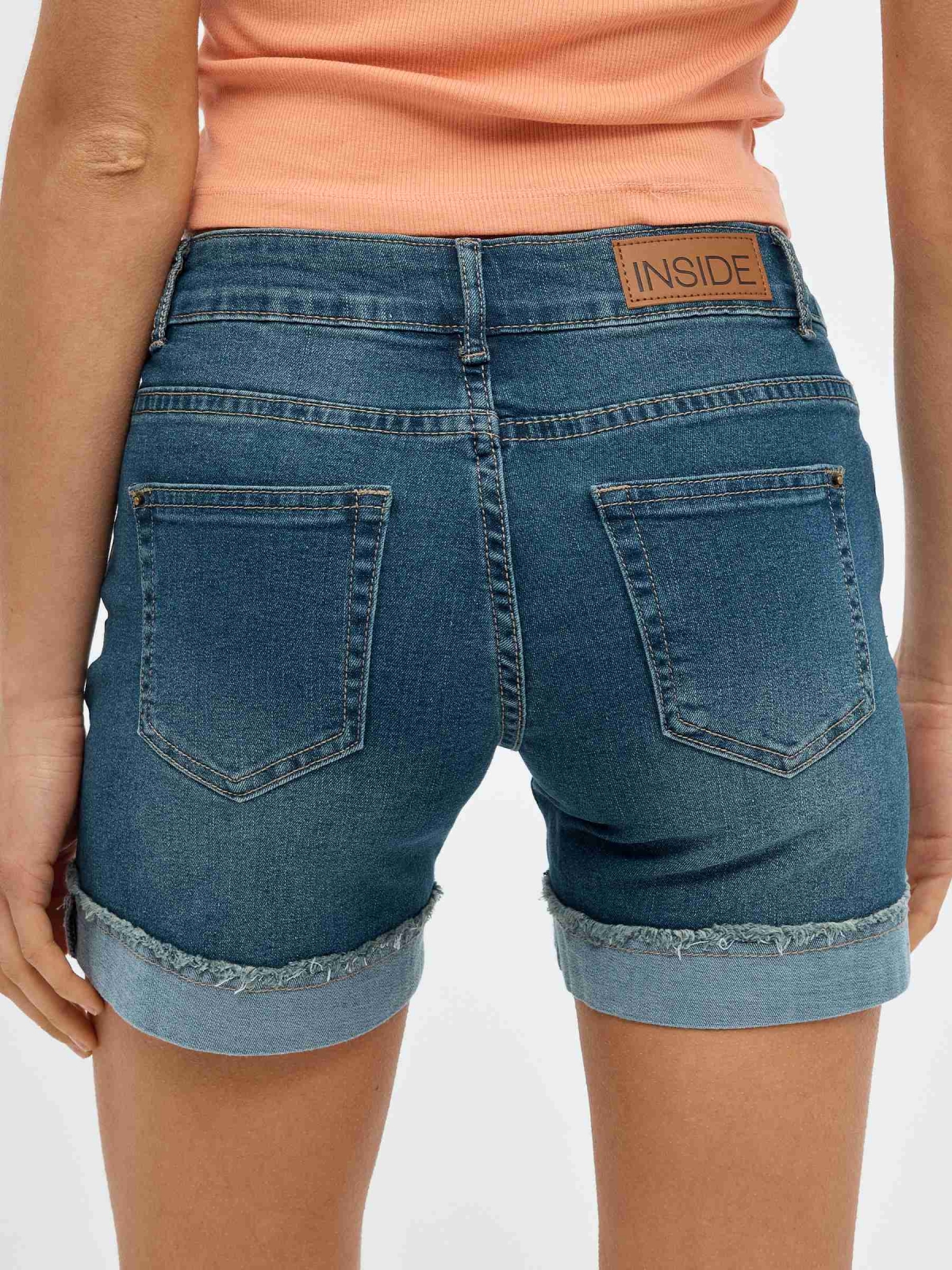 Short denim rotos bajo desflecado azul vista detalle