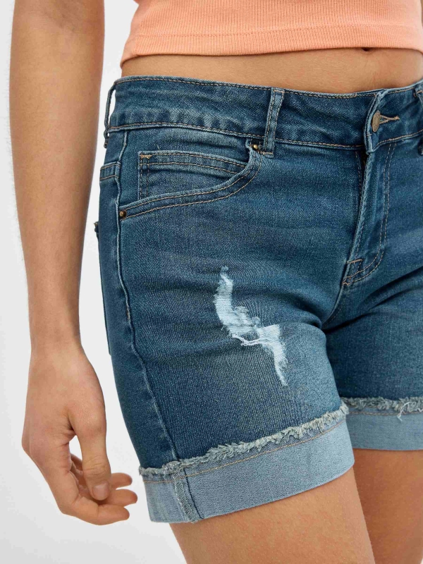 Shorts denim rasgados bainha desfiada azul vista detalhe