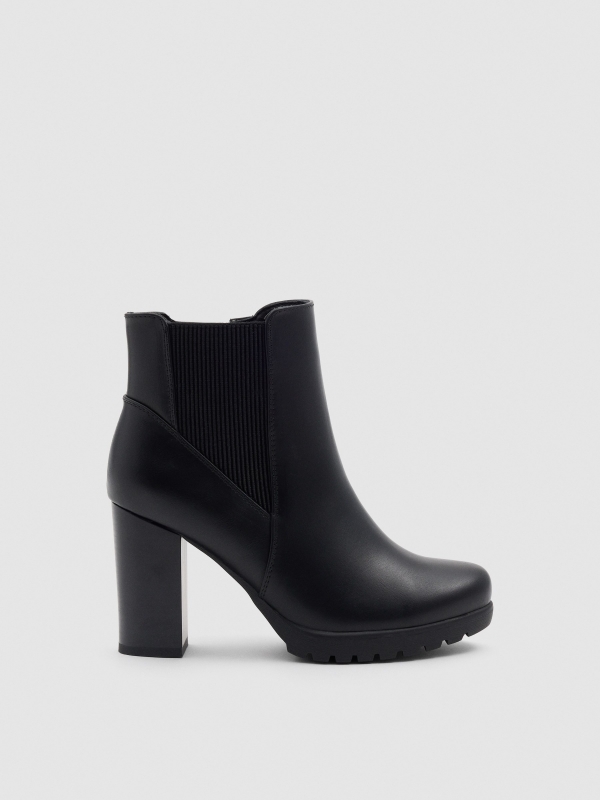 Heeled boots without closure