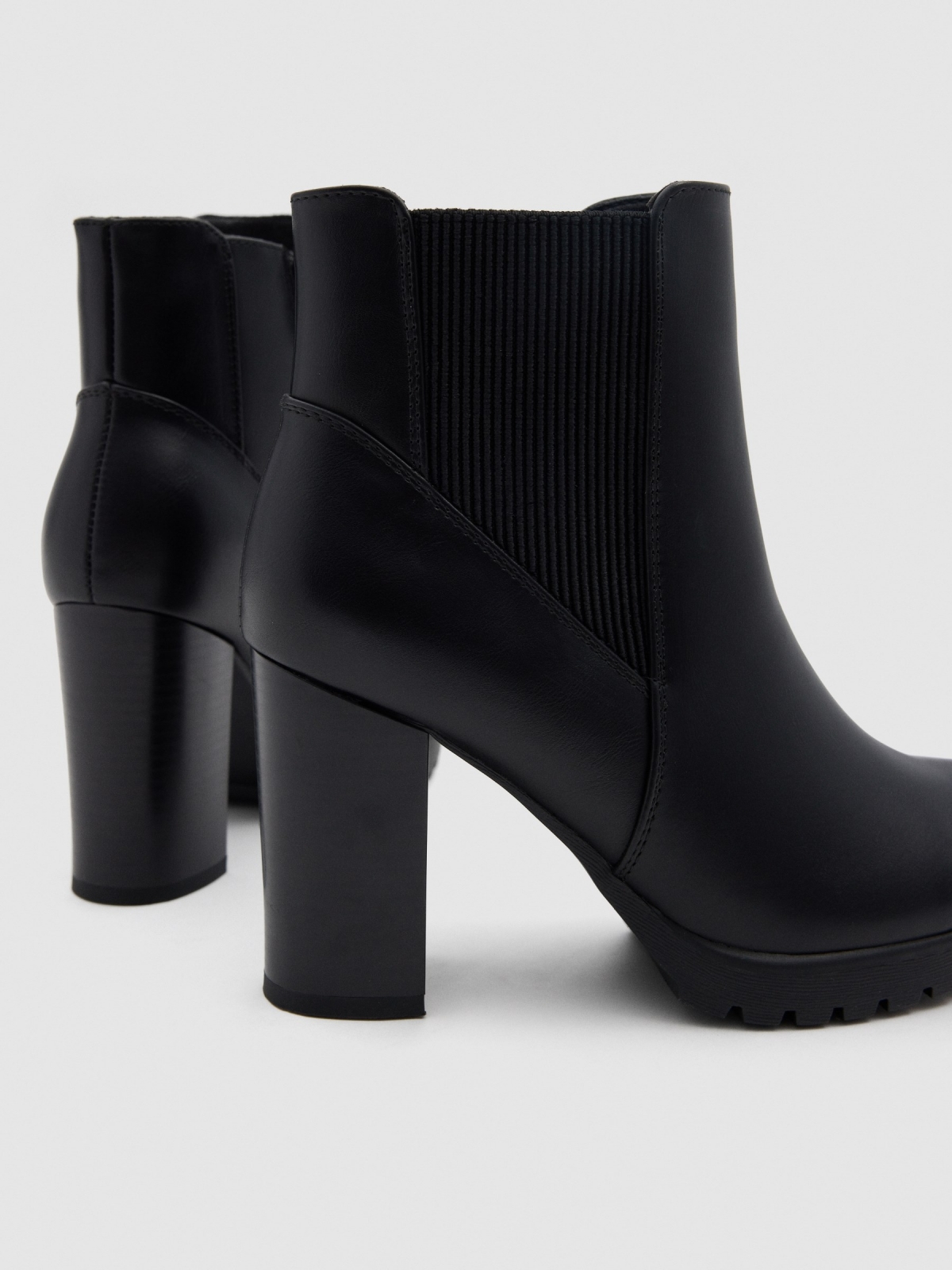 Heeled boots without closure black detail view