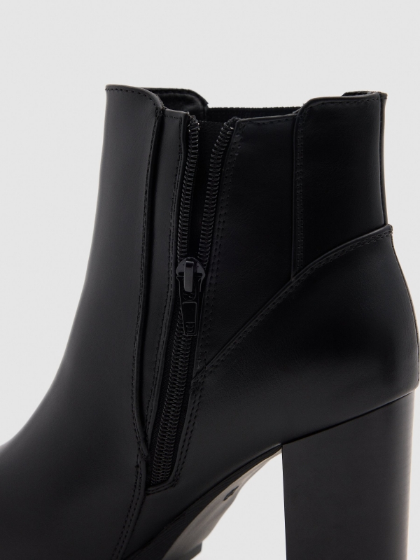 Heeled boots without closure black detail view