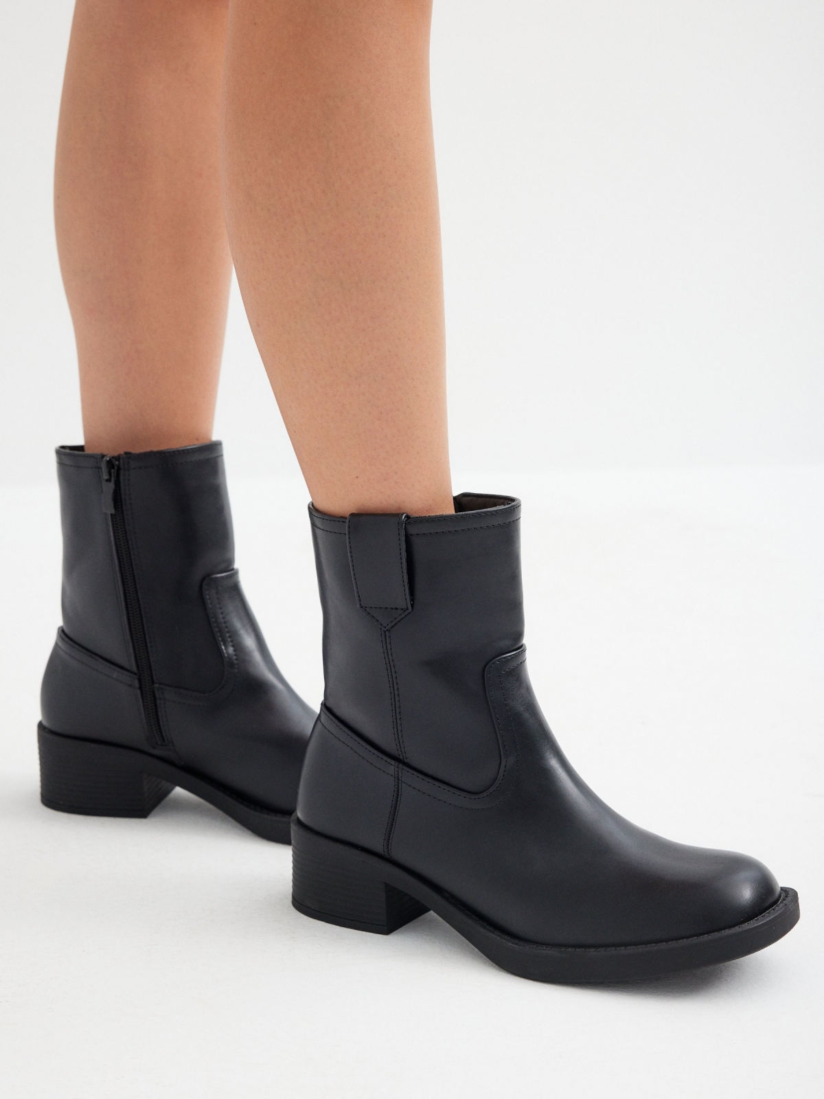 Botas básicas de couro sintético preto com modelo