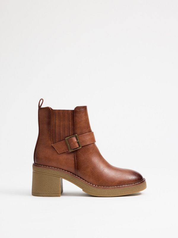 Botas marrons com tira