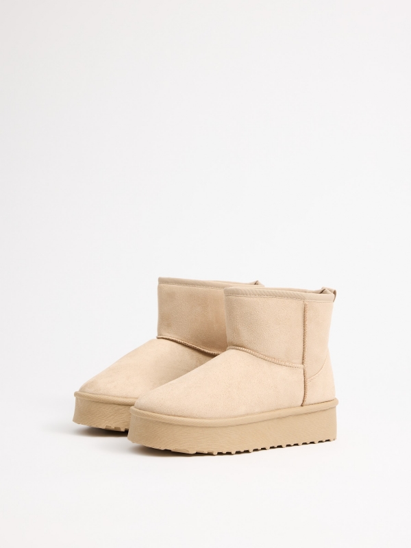 Platform ankle boots with beige fur lining sand 45º front view