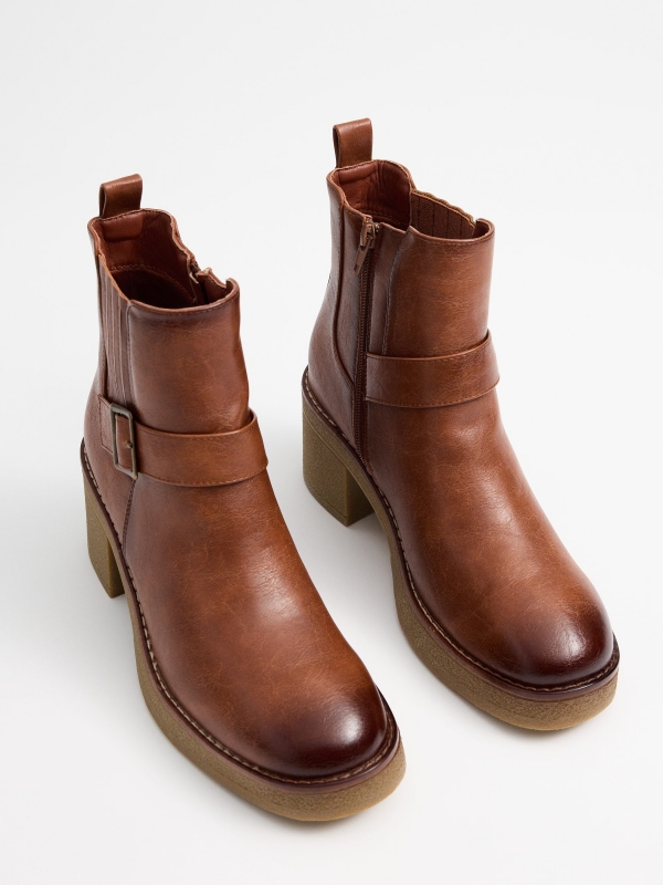 Botas marrons com tira marrom vista detalhe