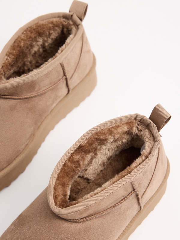 Low ankle boots with brown fur lining sand detail view