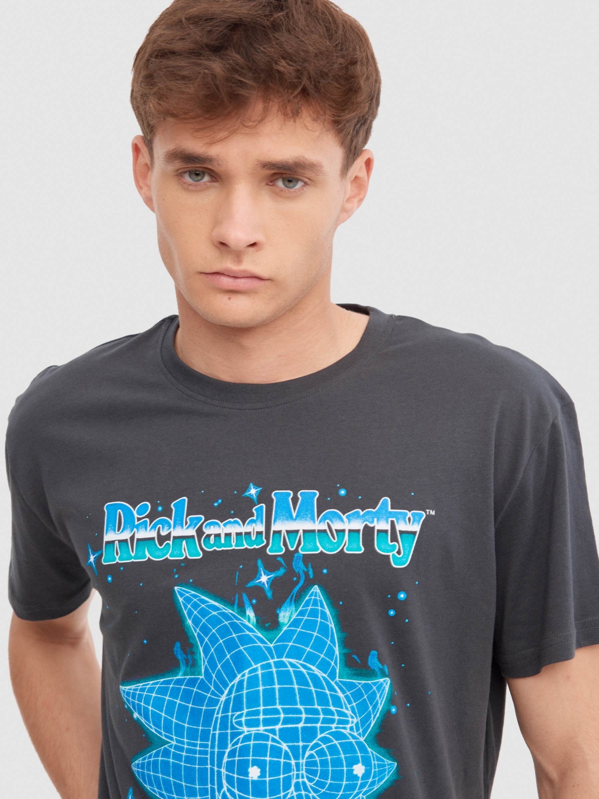 T-shirt Rick & Morty cinza escuro vista detalhe