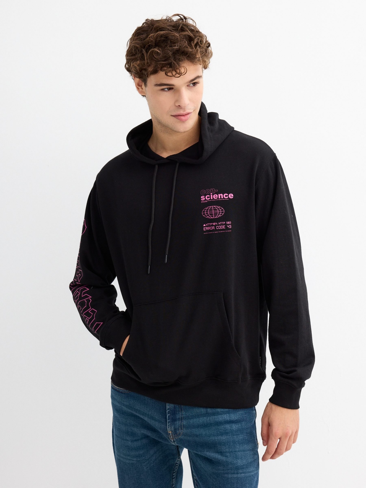 Sweatshirt com capuz estampado preto vista meia frontal