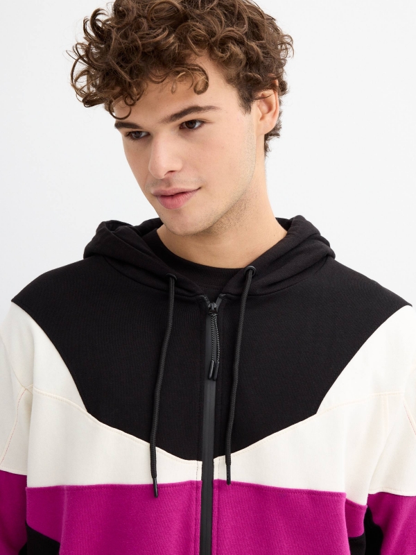 Sweatshirt com fecho de correr com capuz preto vista detalhe