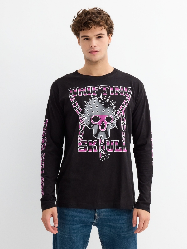 T-shirt estampada em punk skull preto vista meia frontal