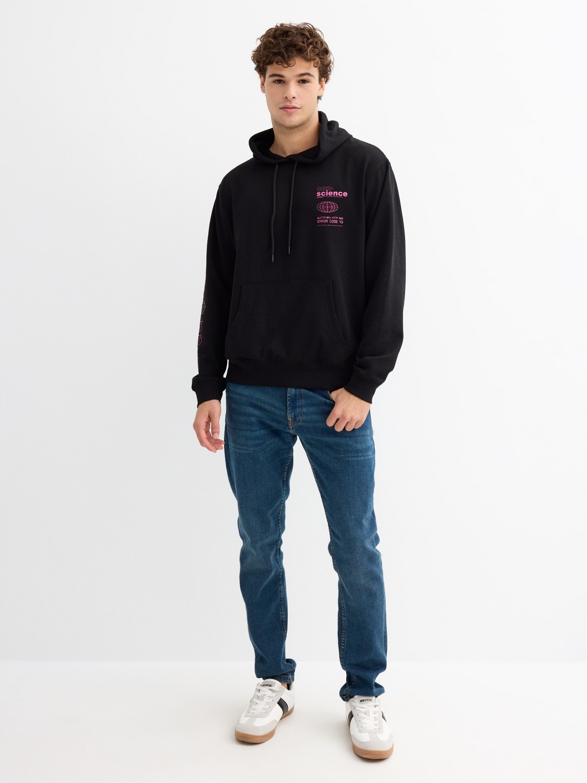 Sweatshirt com capuz estampado preto vista geral frontal