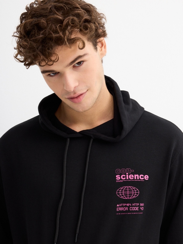 Sweatshirt com capuz estampado preto vista detalhe