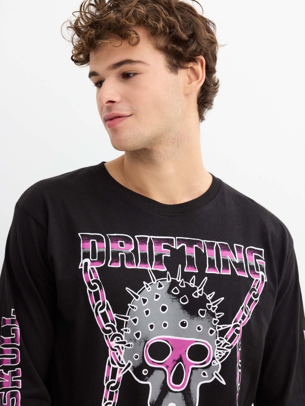  T-shirt estampada em punk skull preto