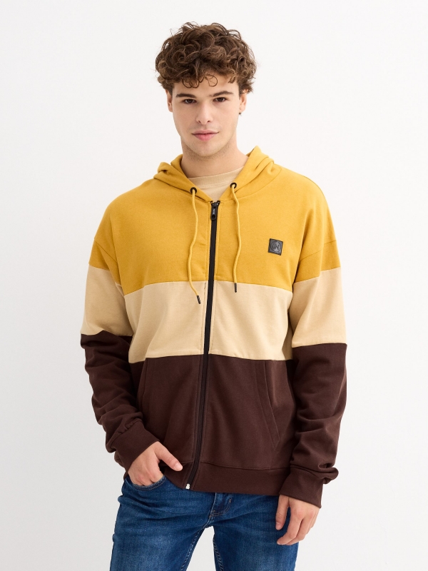 Sudadera con capucha color block marrón ocre vista media frontal