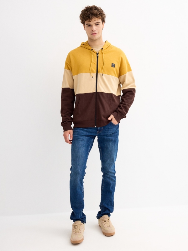 Sudadera con capucha color block marrón ocre vista general frontal