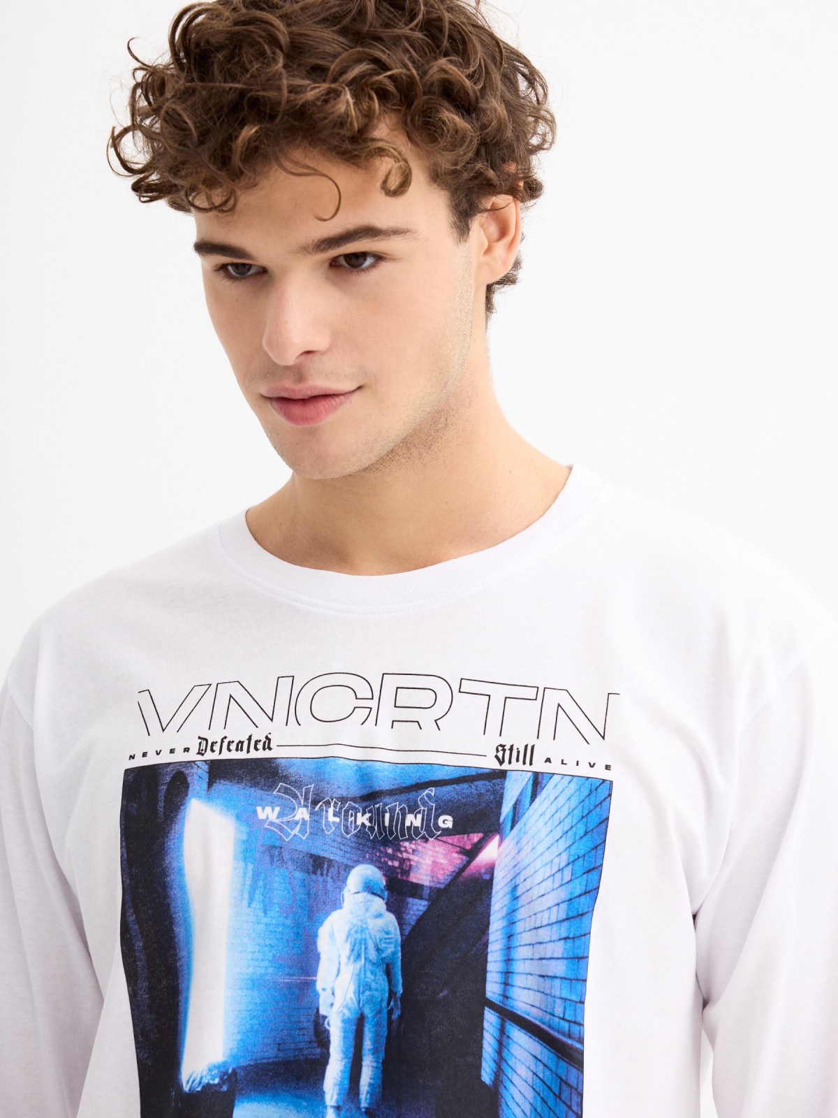 T-Shirt VNCRTN DESTINY branco vista detalhe