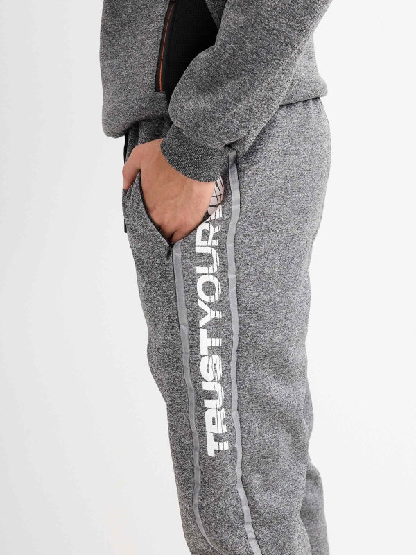 Pantalón jogger bolsillo atrás gris melange vista detalle