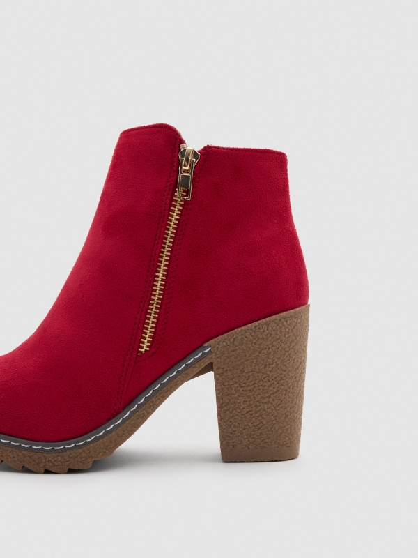 Botas com salto e zíper duplo vermelho vista detalhe