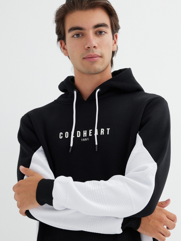 Sudadera con capucha coldheart negro vista detalle