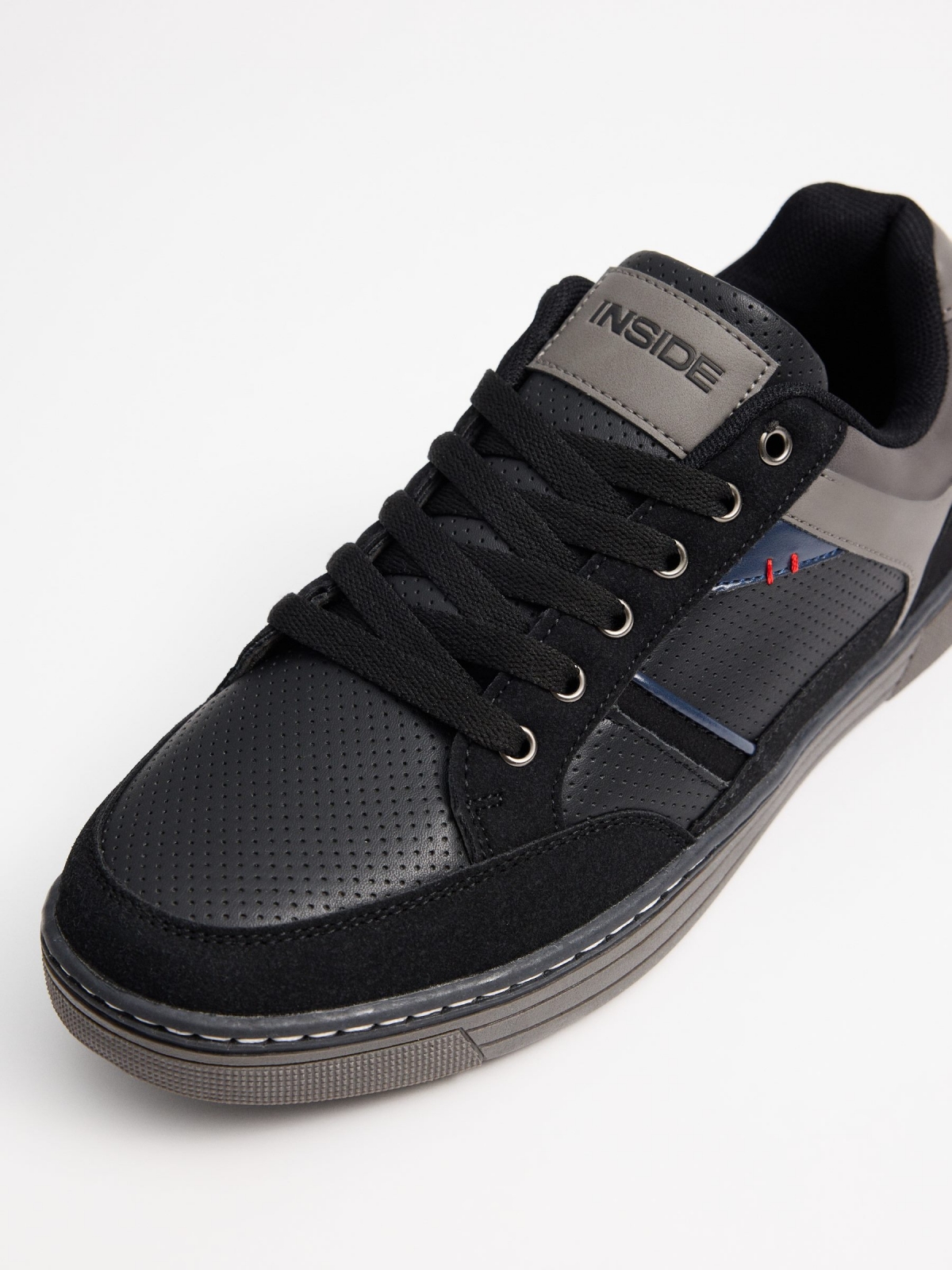 Plain skate sneakers black detail view