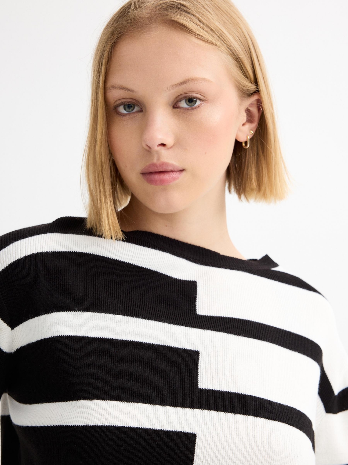 Black and white striped knitted crop sweater black/beige detail view